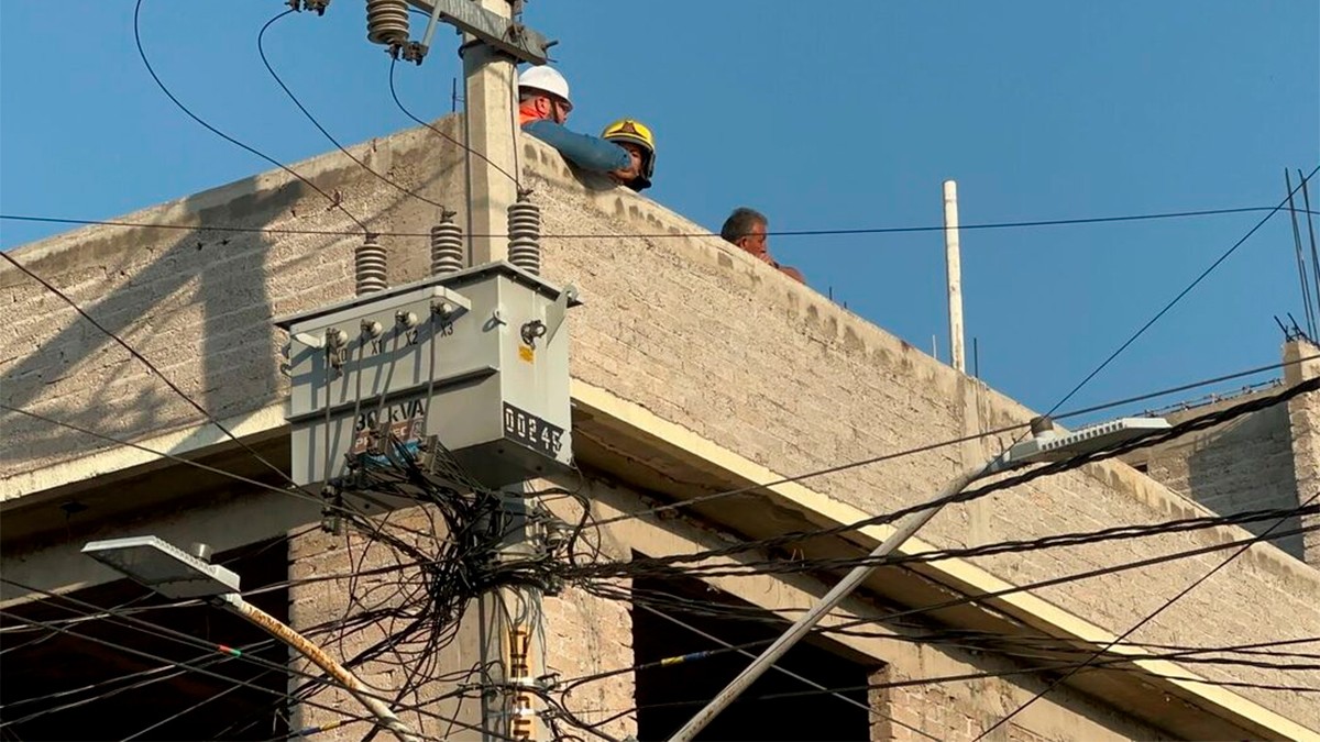 Pareja sufre descarga eléctrica al instalar una carpa para la fiesta de fin de año