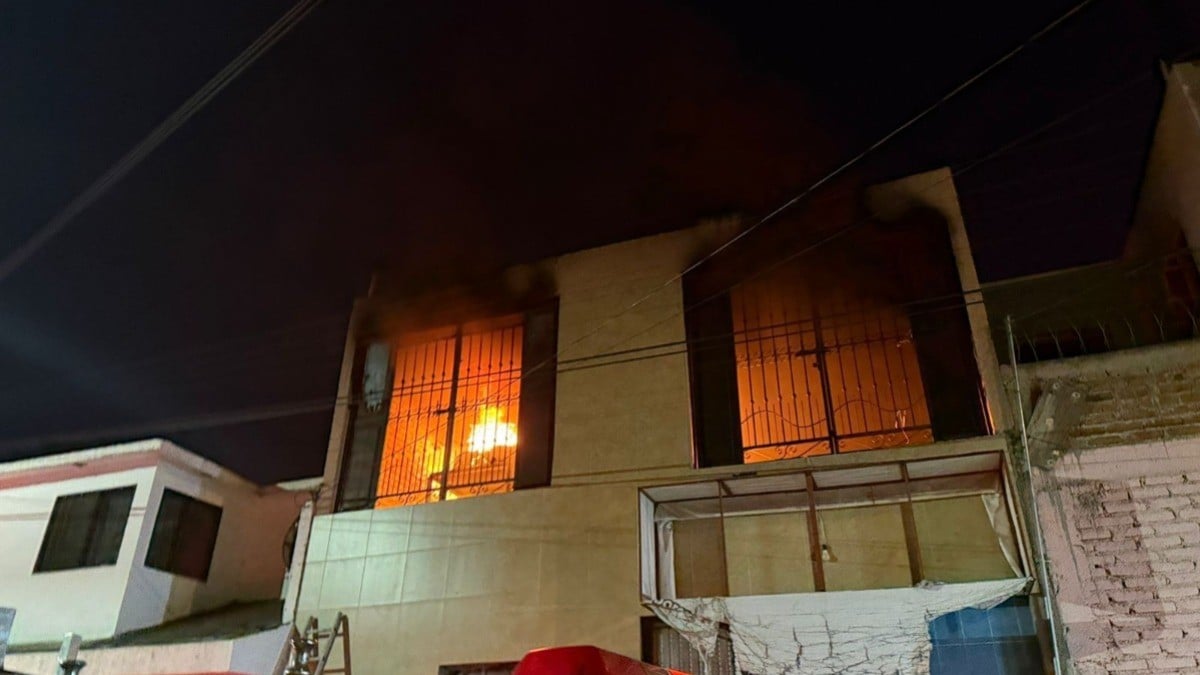 ¡Fuegooo! Llamas consumen segundo piso de una casa en Piletas IV