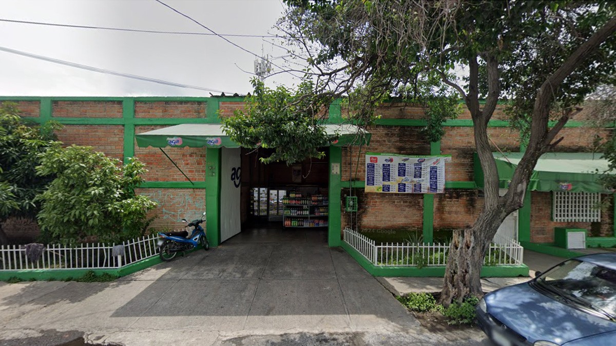 Ladrones se disfrazan de empleados, entran a una refresquera y roban millonaria cantidad