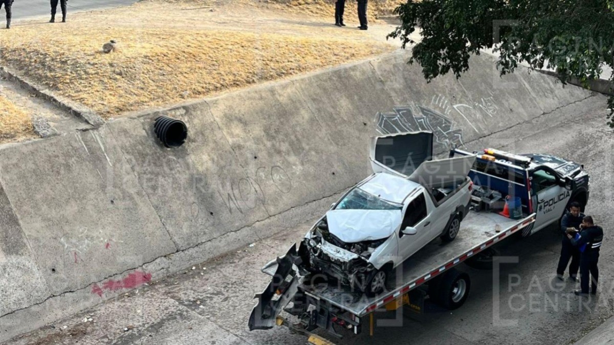 ¡Trancazo! Fuerte choque en Malecón, cae camioneta al río y auto hace ‘hoyote’ en una casa