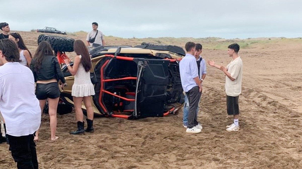 Tras una discusión, hombre atropella intencionalmente a tres jóvenes en una playa