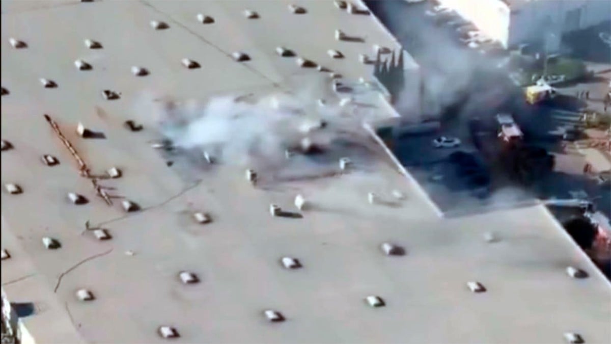 VIDEO Se estrella avioneta contra un almacén; reportan una víctima mortal y 15 heridos