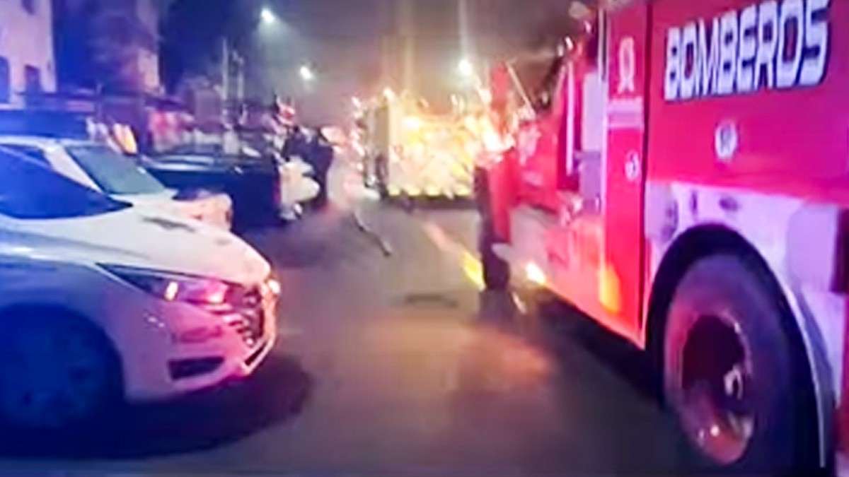 Casa se incendia durante la noche y abuelito muere calcinado, pero rescatan a su familia