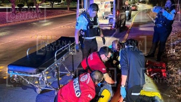 Conductor choca a motociclista, lo avienta a la parte baja del Malecón y abandona el auto