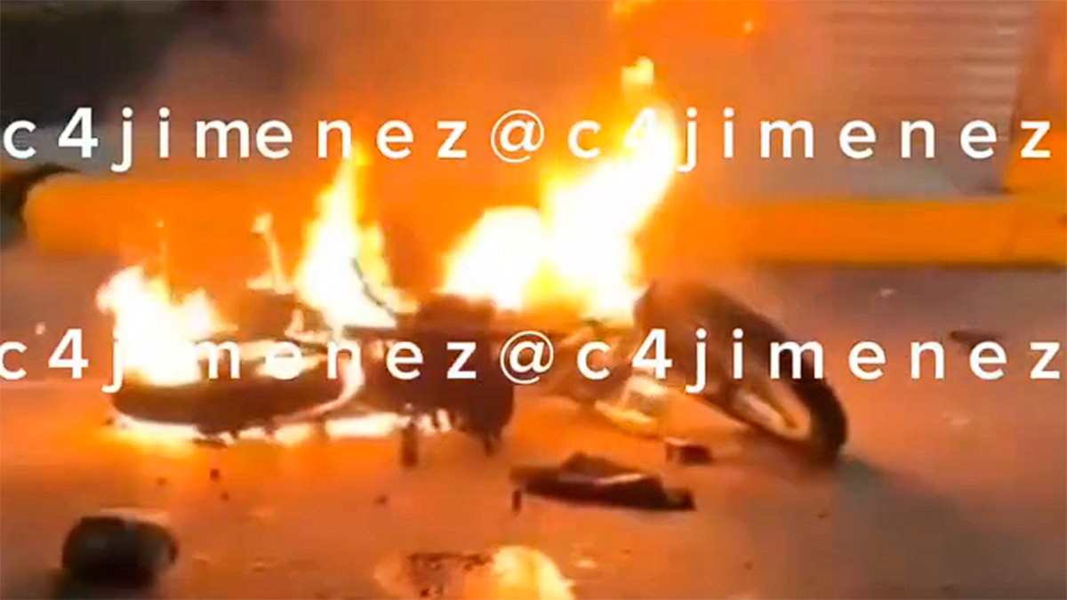 VIDEO Detienen a motorratones tras intento de asalto a una pareja y hasta quemaron la moto