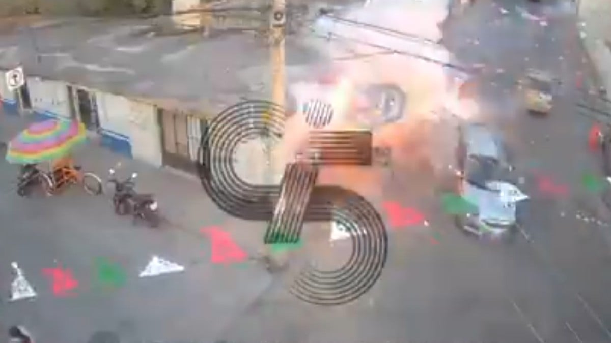 VIDEO Cámaras de vigilancia captan el momento exacto en que explota un puesto de pirotecnia