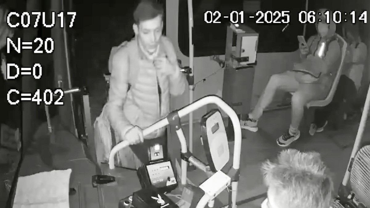 VIDEO Asaltantes despojan a pasajeros de sus pertenencias en un camión urbano