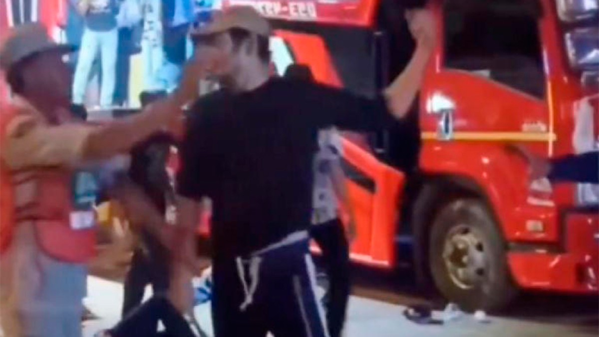 VIDEO Hombre noquea a cinco personas en una pelea; 20 más intervinieron para detenerlo