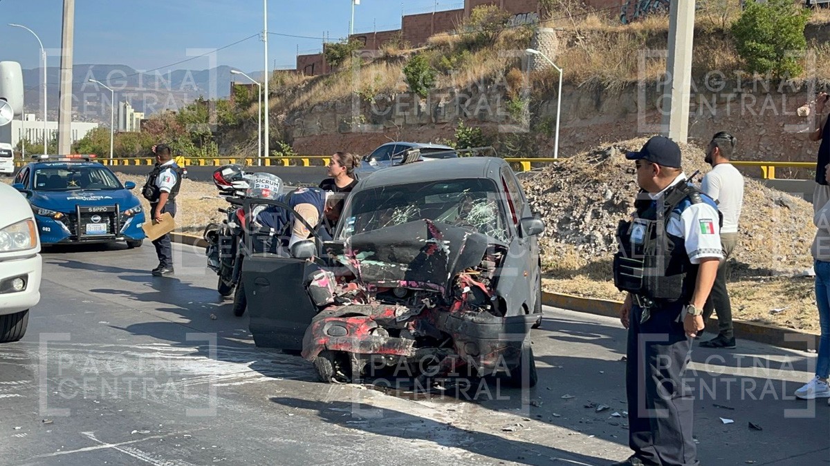 Conductor cruza al carril contrario en el Libramiento Morelos e impacta a otro vehículo