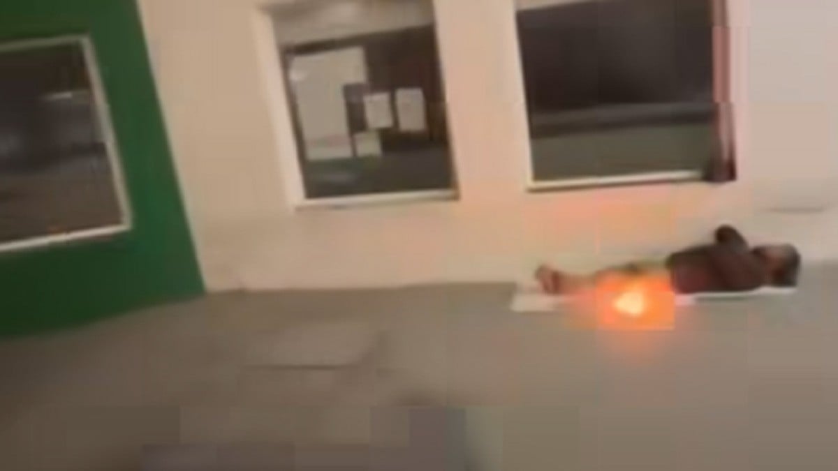 VIDEO Mujeres lanzan un fuego artificial a un indigente dormido y huyen entre risas