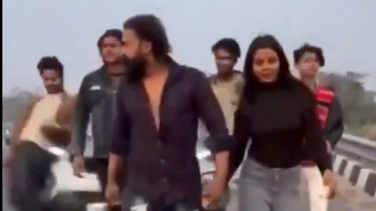 VIDEO Influencers grababan un video en autopista y salieron volando en atropello