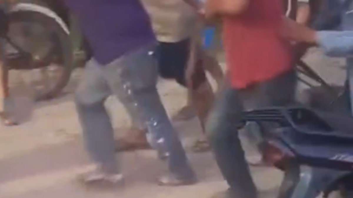 VIDEO Hombre mata a otro a puñaladas, pero vecinos lo linchan y le prenden fuego