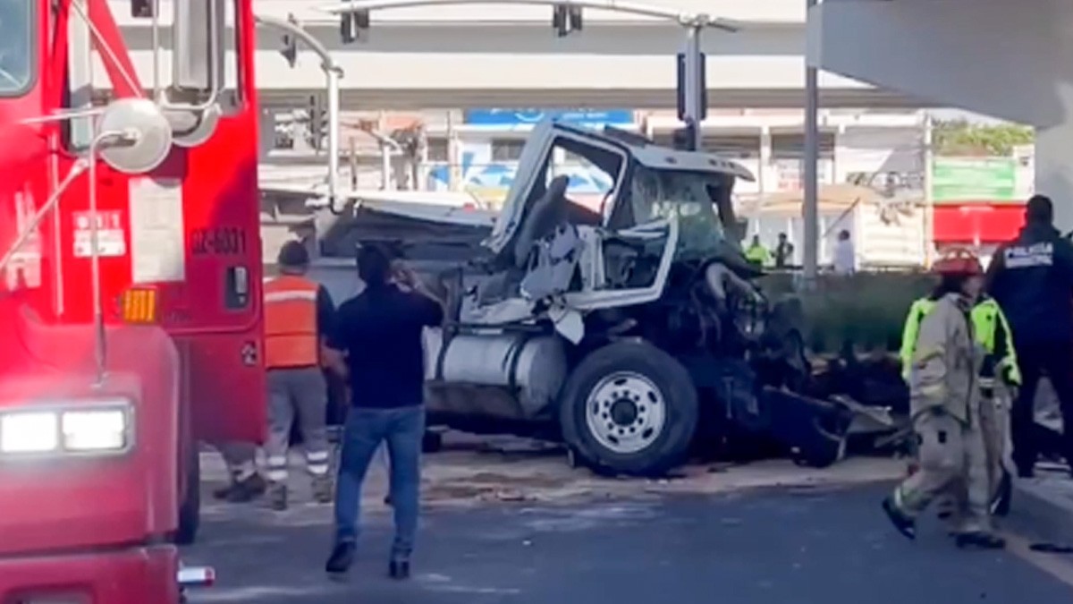 VIDEO Pipa se cae de distribuidor vial y aplasta cuatro vehículos