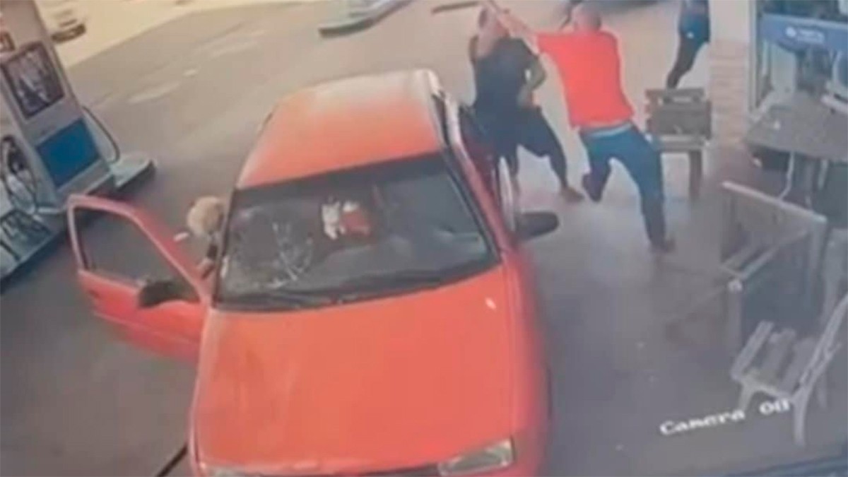 VIDEO Hombre atropella y ataca con un machete a la expareja de su esposa; lo mata