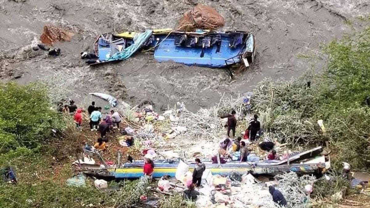 Autobús cae 150 metros por un barranco; hay seis muertos y seis desaparecidos