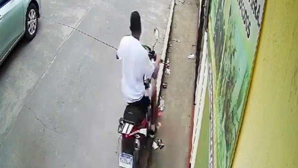 VIDEO Motociclista choca con la banqueta, pierde el control, se cae y fallece