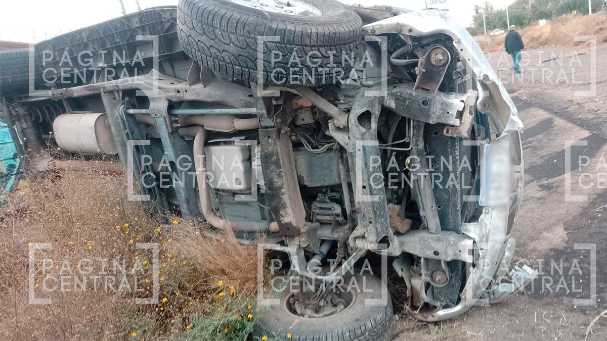 Registran aparatosa volcadura en el libramiento Morelos, camioneta queda destrozada