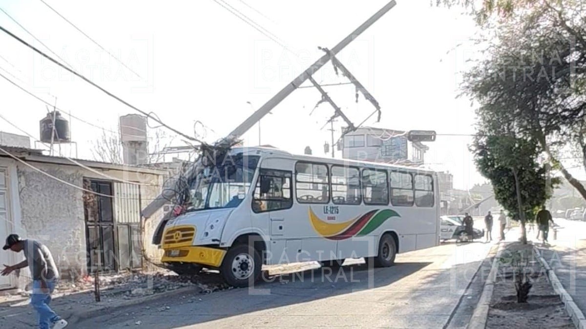 Camión urbano pierde el control y se impacta contra postes de luz en Villas de San Juan