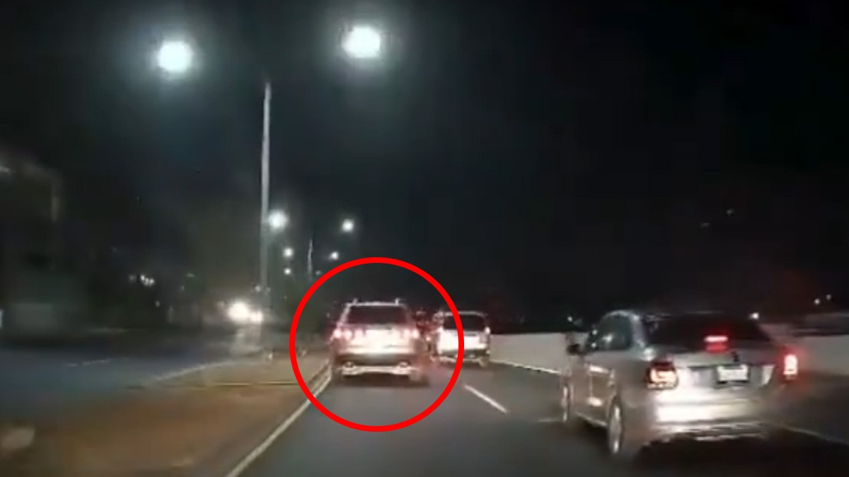 VIDEO Captan cuando camioneta sube al camellón del bulevar y se estrella contra un poste