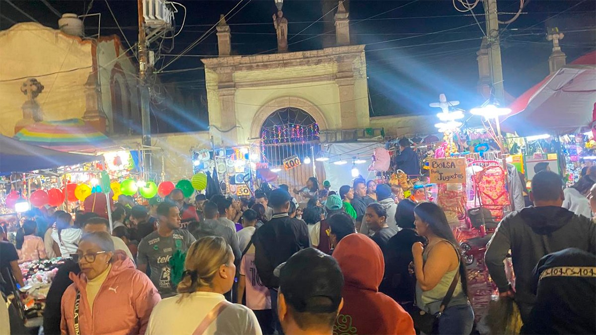 Los Reyes Magos y sus ayudantes llenan de magia los tianguis de León