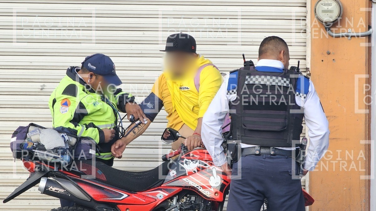 Avientan a motociclista en la Miguel Alemán y cierran un carril