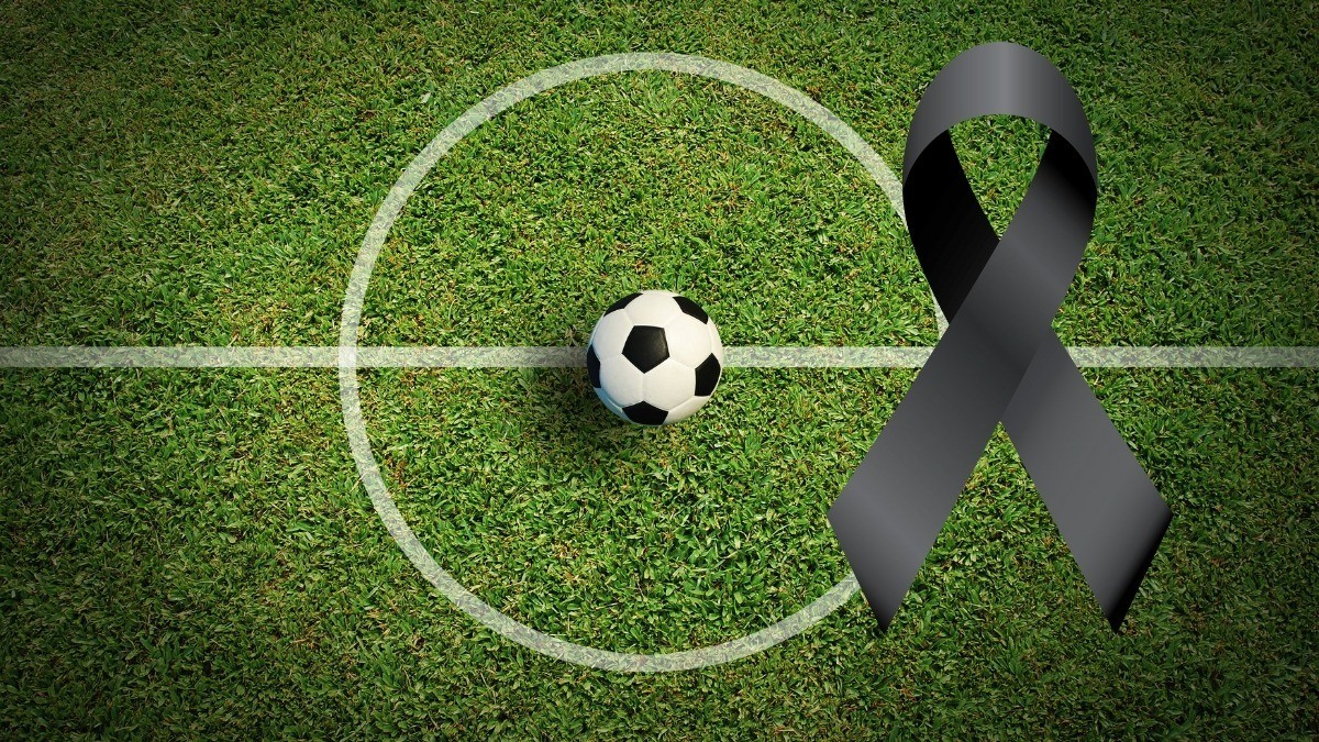 Encuentran a futbolista muerto en un armario en su hotel de concentración