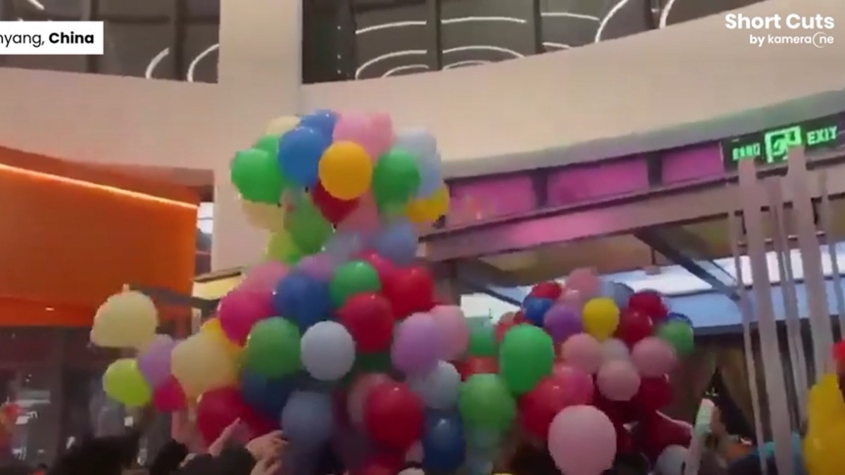 VIDEO Decenas de globos multicolores explotan y causan grave incendio en centro comercial