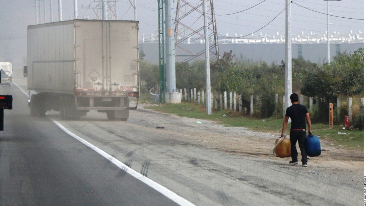Venden huachicol cada 100 metros en la México-Querétaro