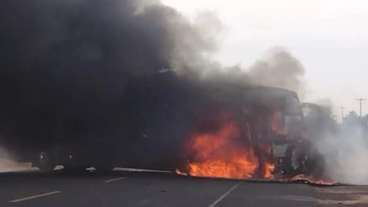 Queman vehículos en carreteras del sur de Guanajuato y desatan alerta de autoridades