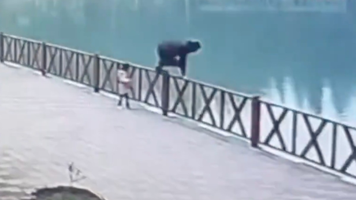 VIDEO Papá le tomaba fotos a sus hijas cuando una de ellas cayó de puente y esto le pasó