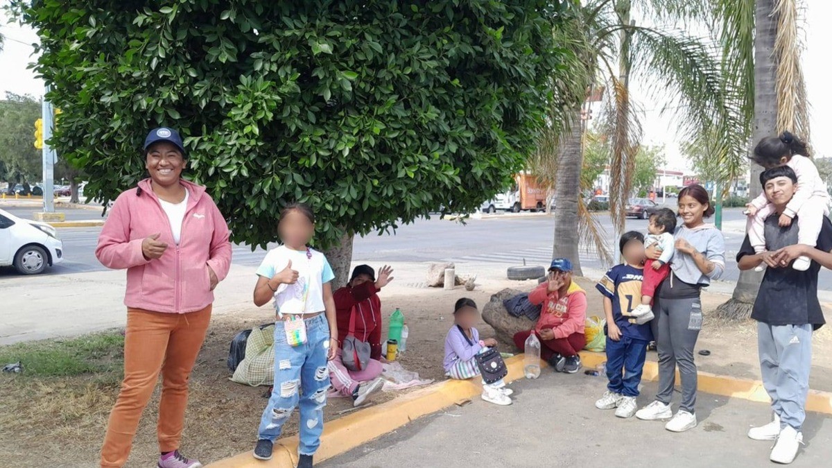 Con ilusión, niños de Las Joyas esperan regalos de los Reyes Magos en bulevares de León