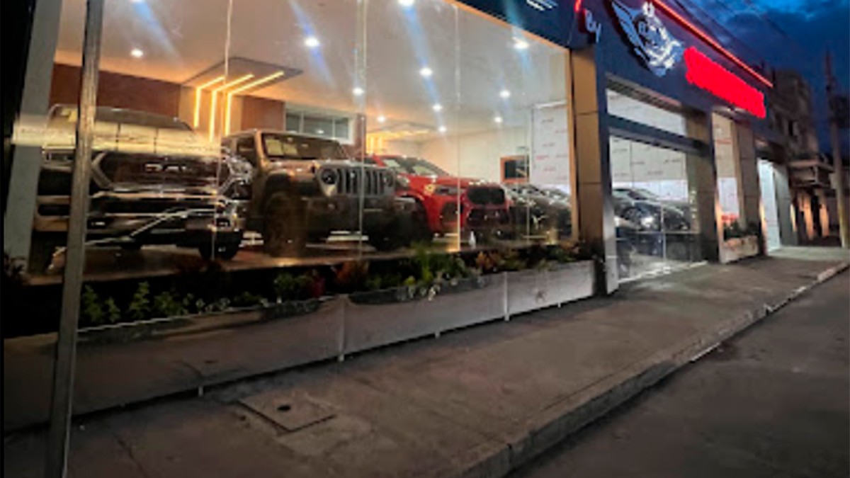 VIDEO Hombre descubre que su coche robado era vendido por una agencia automotriz