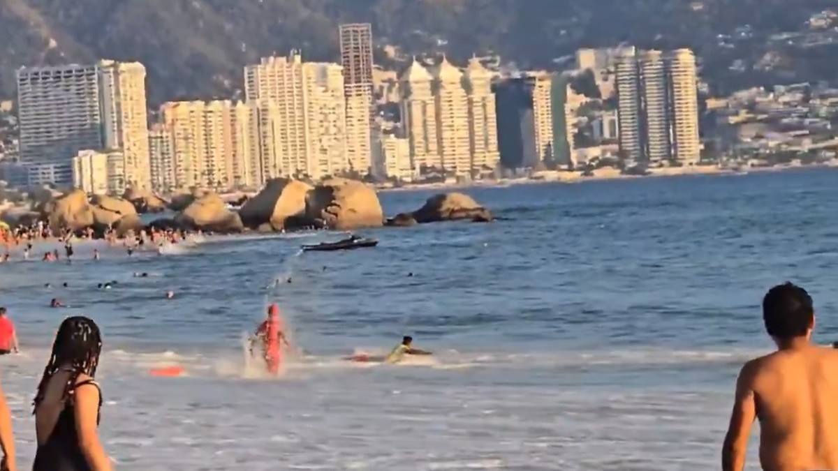 VIDEO Captan cómo jovencita es arrastrada por fuertes olas y el salvavidas hizo esto