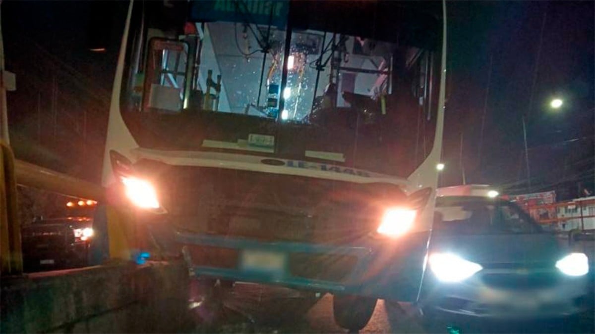 ¡Solo fue el susto para los pasajeros! Camión urbano choca en puente de Hermanos Aldama