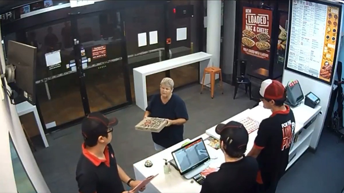 ¡Berrinche! VIDEO Mujer se enoja con empleados de pizzería, la tira al piso y le pasa esto