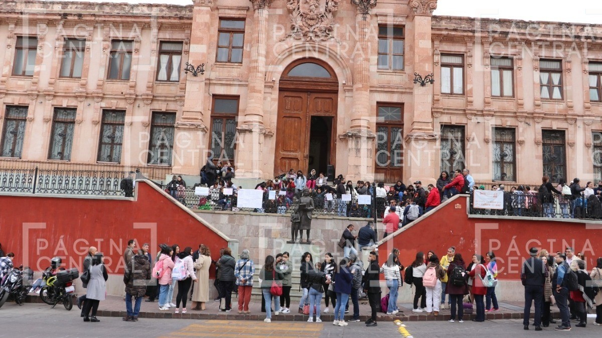 Alumnos se manifiestan para exigir el despido de 5 docentes a quienes acusan de maltrato