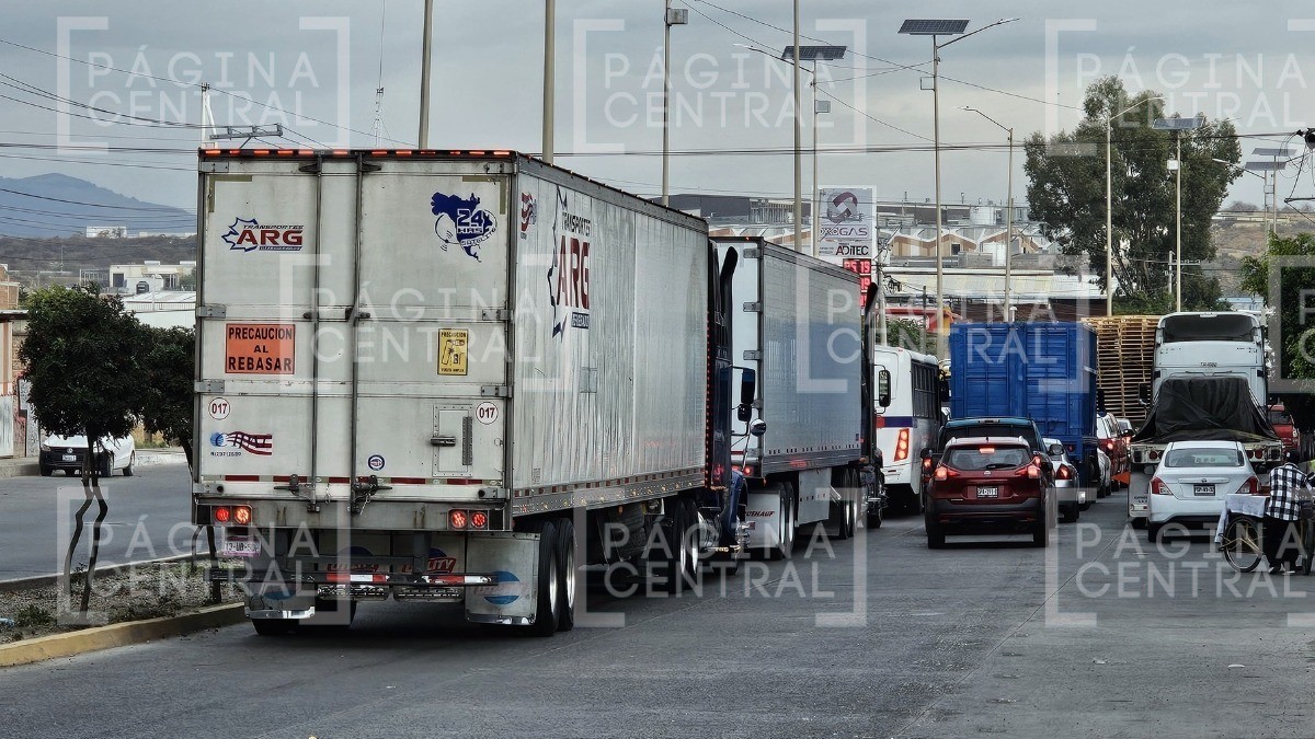 ¡Fila larguísima! Caos por cierre en la Silao-San Felipe, aún retiran restos de camionazos