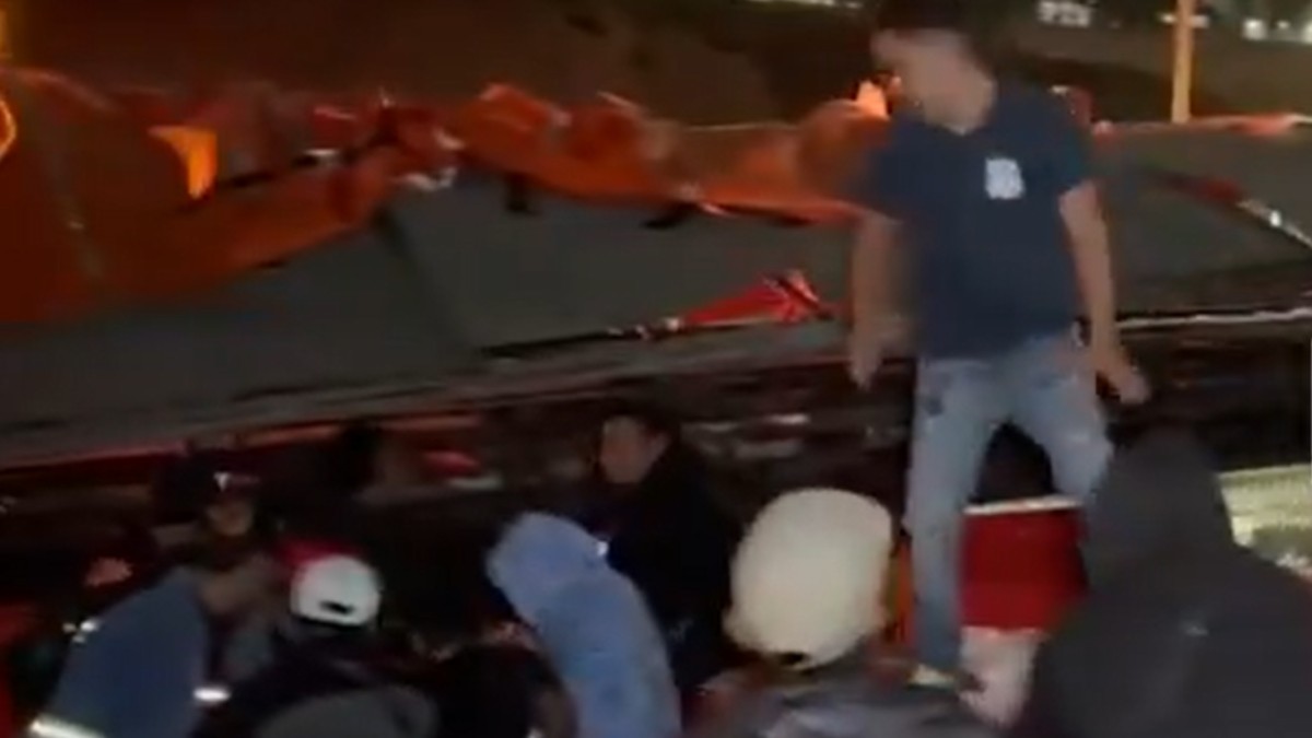 VIDEO Tráiler se vuelca y pobladores rapiñan 20 toneladas de pollo en menos de una hora