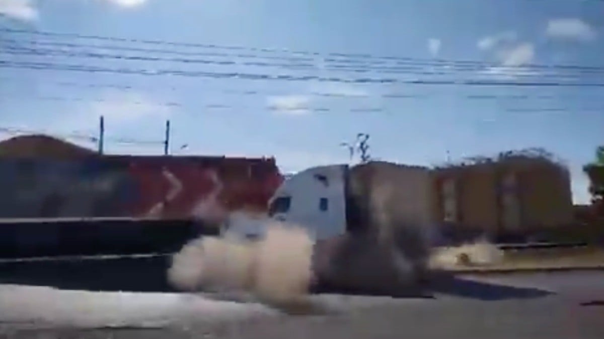 VIDEO ¡Trenazo! Captan momento justo en el que tren impacta a tráiler atorado en las vías