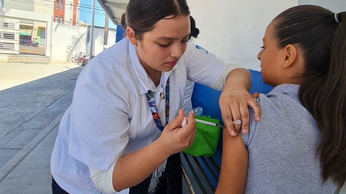 Protege tu salud esta temporada; IMSS sugiere vacunarse contra la influenza y covid
