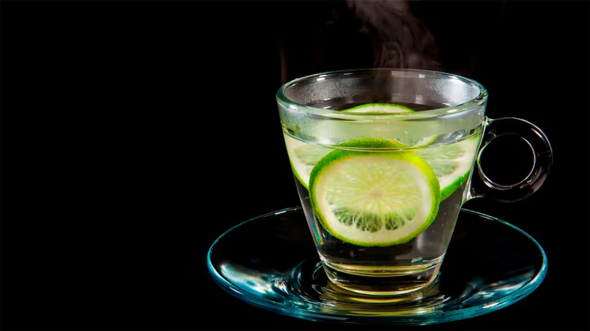 ¿Tomar agua tibia con limón en ayunas? Descubre sus beneficios y posibles desventajas