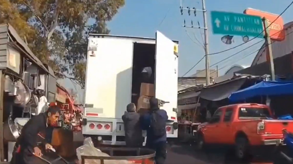 VIDEO ¡En plena tarde y a la vista de todos! Captan cómo roban camión repartidor