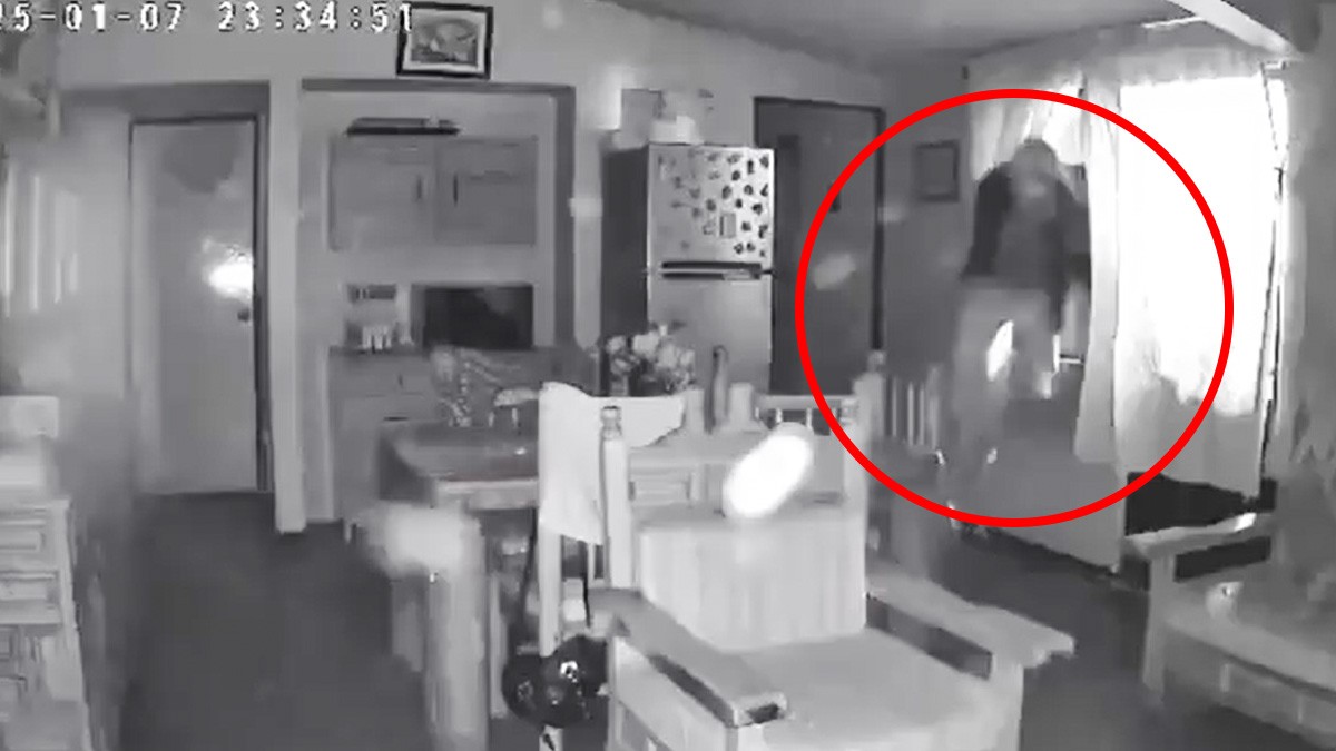 VIDEO Captan el momento en el que hombres armados irrumpen en una casa y abren fuego