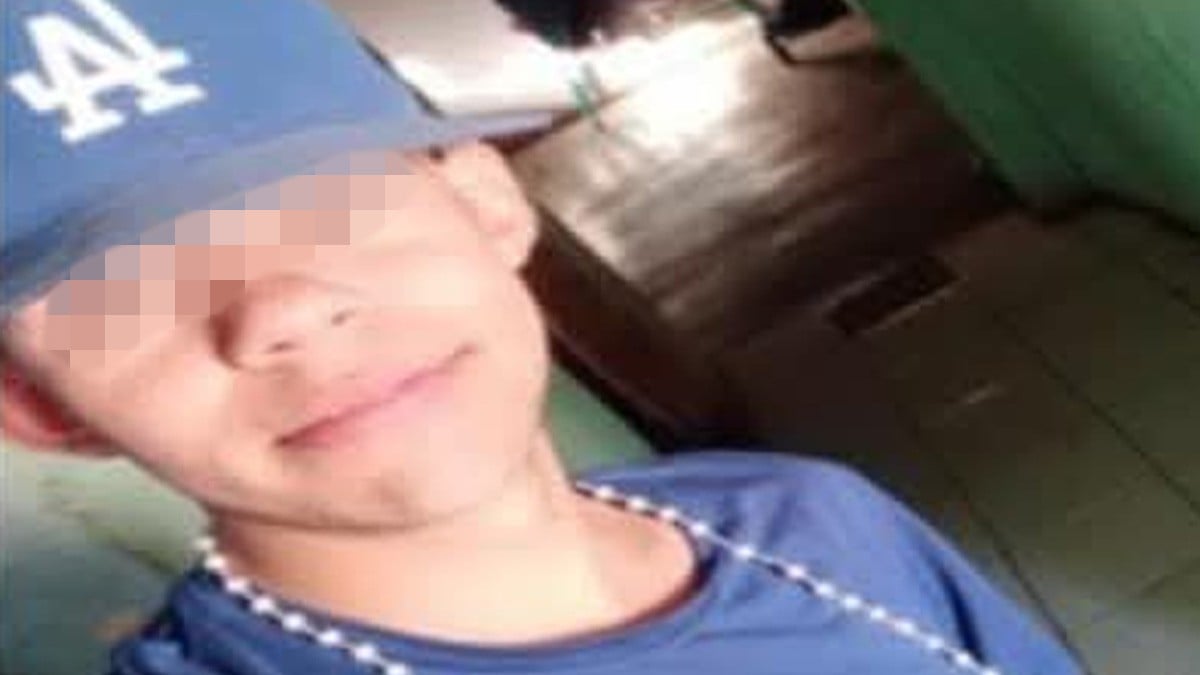 Joven escapa de secuestro tras 17 días y lo encuentran vagando en la calle y con esposas