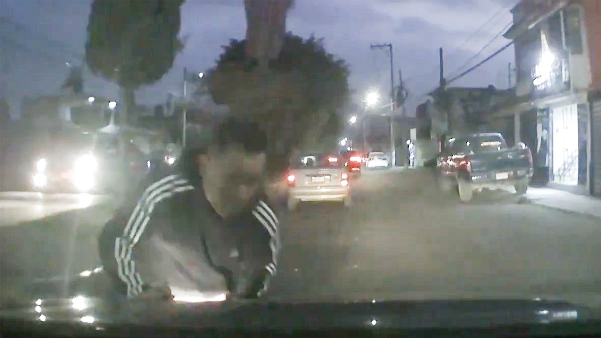 VIDEO ¡Ni su mamá le creyó! Hombre finge atropello para extorsionar a conductor