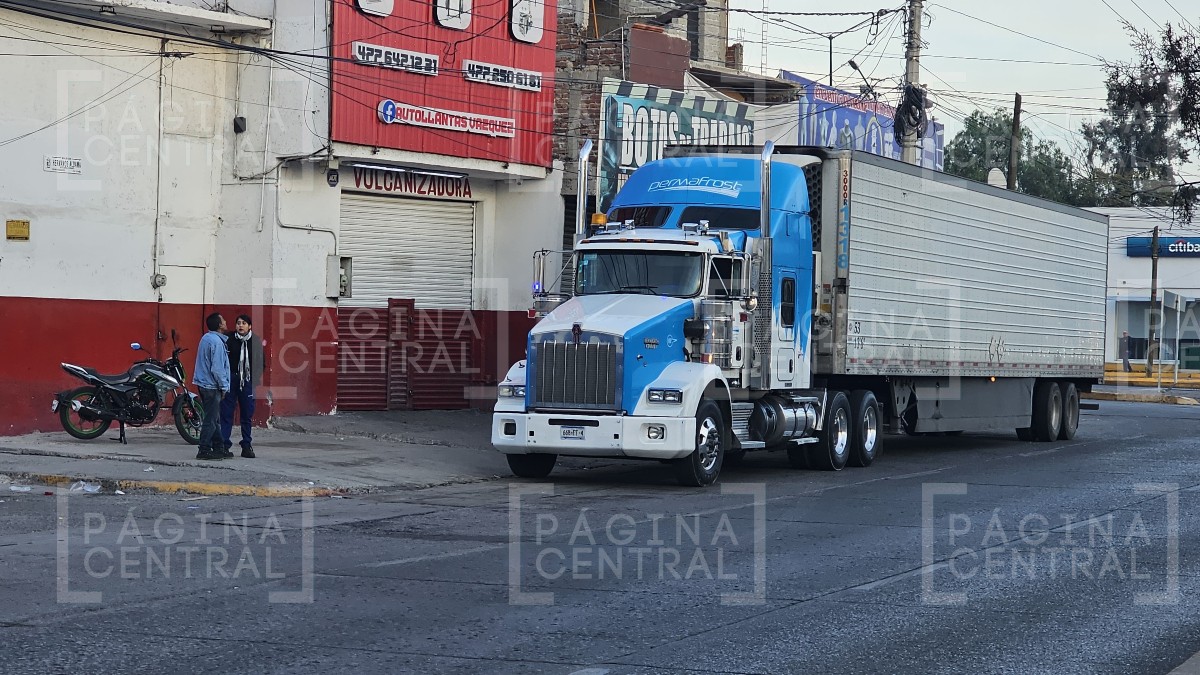 ¡De milagro! Tráiler avienta a motociclistas en Hermanos Aldama y la libran