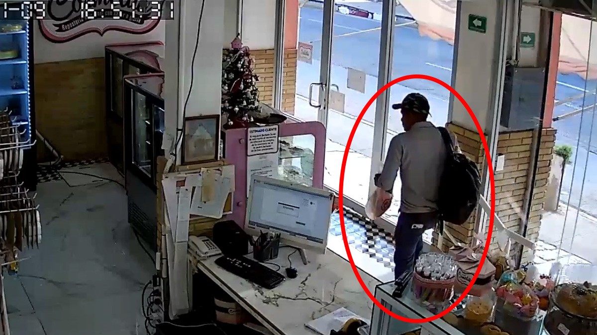 VIDEO Ladrón asalta una pastelería, toma el dinero... ¡y pan para llevar!