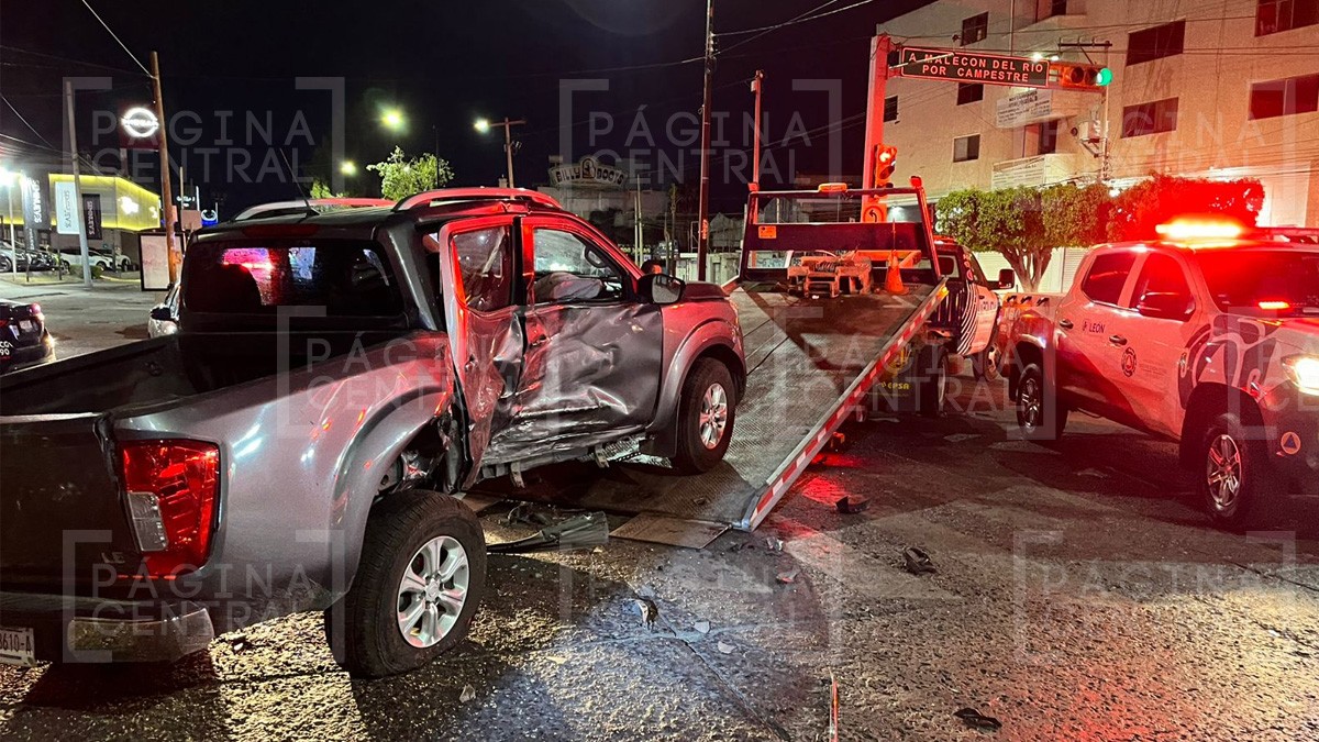 Camionetas chocan y dejan cuatro heridos; ambos conductores presuntamente estaban ebrios