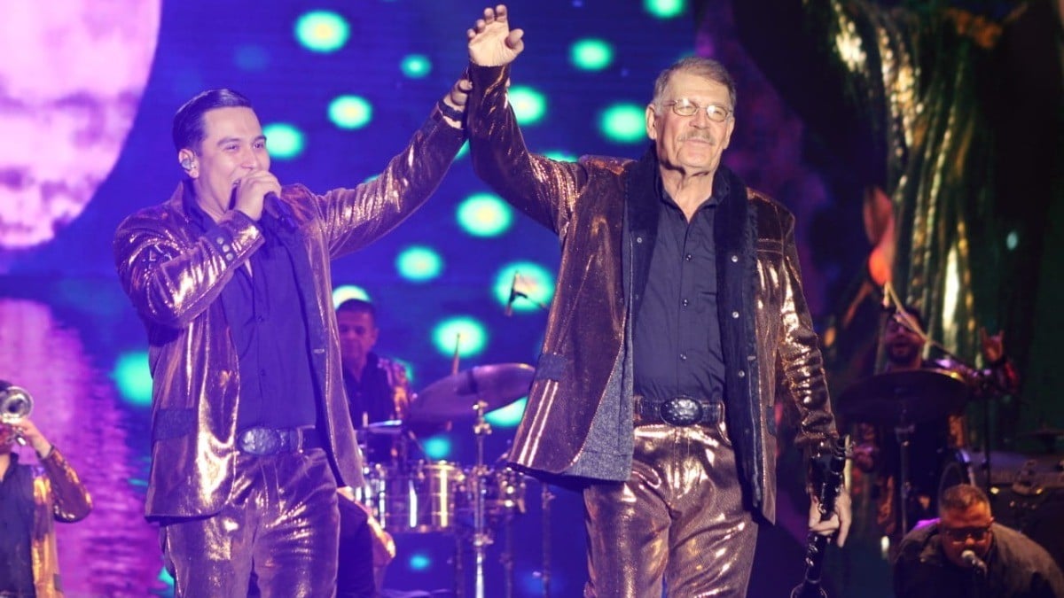 ¡Ni la lluvia los detuvo! La Arrolladora se roba la noche en Foro Mazda