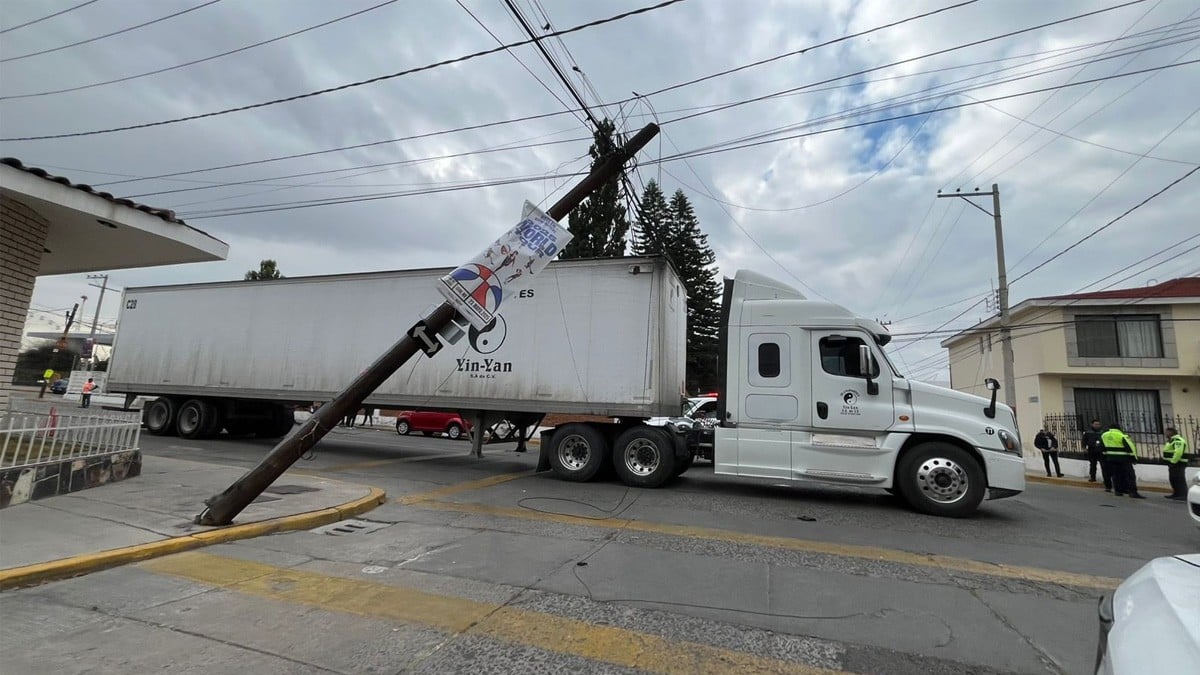 Tráiler tira un poste en la colonia La Martinica y provoca caos vial en la zona